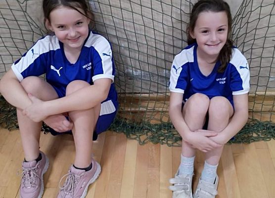 Dwie uczennice siedzą przy ścianie