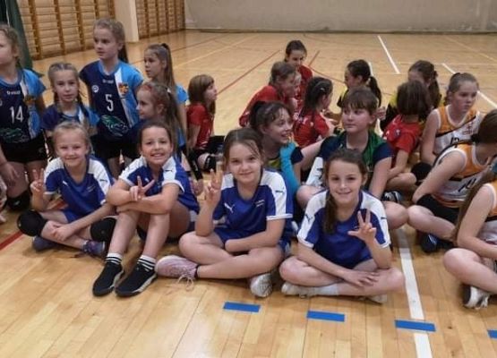 Zdjęcie grupowe uczestników Ogólnopolskiego Turnieju Piłki Siatkowej o Puchar Małgorzaty Glinki w Wałczu
