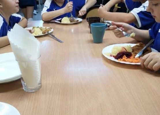 Uczennice podczas posiłku