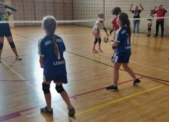 Uczennice grają w piłkę siatkową