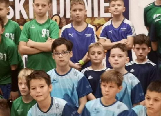 Zdjęcie grupowe uczestników Ogólnopolskiego Turnieju Piłki Siatkowej o Puchar Małgorzaty Glinki w Wałczu