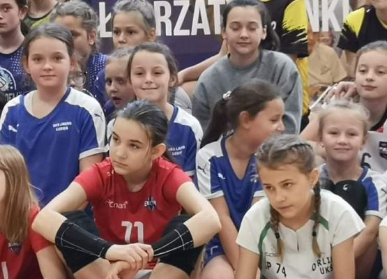 Zdjęcie grupowe uczestniczek Ogólnopolskiego Turnieju Piłki Siatkowej o Puchar Małgorzaty Glinki w Wałczu