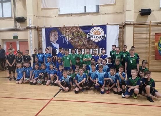 Zdjęcie grupowe uczestników Ogólnopolskiego Turnieju Piłki Siatkowej o Puchar Małgorzaty Glinki w Wałczu