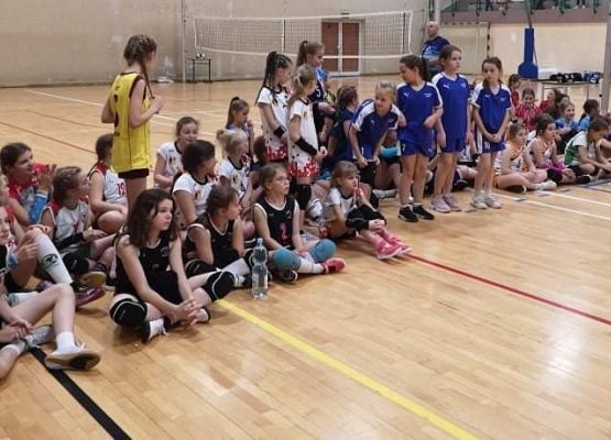 Zdjęcie grupowe uczestników Ogólnopolskiego Turnieju Piłki Siatkowej o Puchar Małgorzaty Glinki w Wałczu