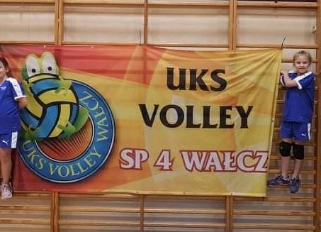 Czworo dzieci stoi na drabinkach gimnastycznych