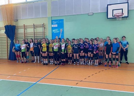 Zdjęcie grupowe powołanych uczestników na konsultacje kadry województwa pomorskiego w piłce siatkowej w Chwaszczynie