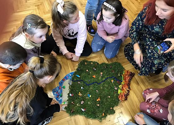 Uczniowie pracują nad makietą Polski