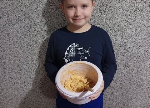 Uczeń przygotowuje posiłek z jesiennych owoców