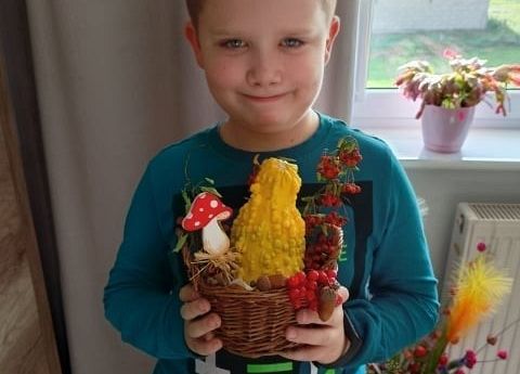 Uczeń prezentuje wykonany przez siebie jesienny stroik