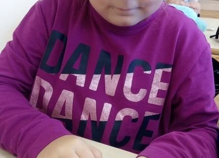 Uczennica wykonuje z plasteliny jeża