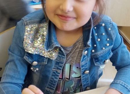 Uczennica prezentuje morświna