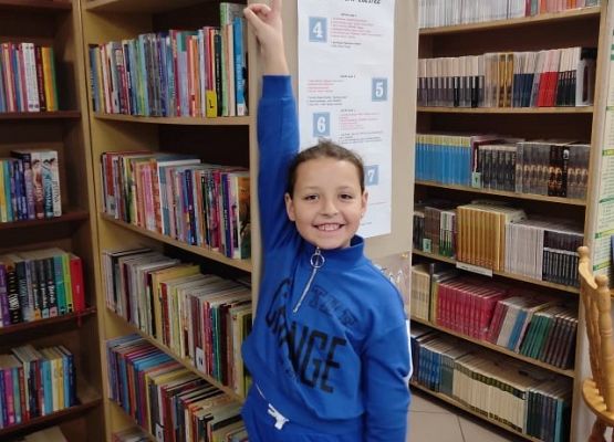 Uczennica wskazuje palcem odnaleziony lampion