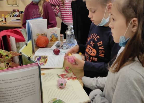 Uczniowie przeglądają książki