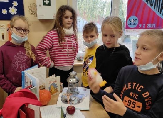 Uczniowie oglądają rekwizyty z bajek i książki