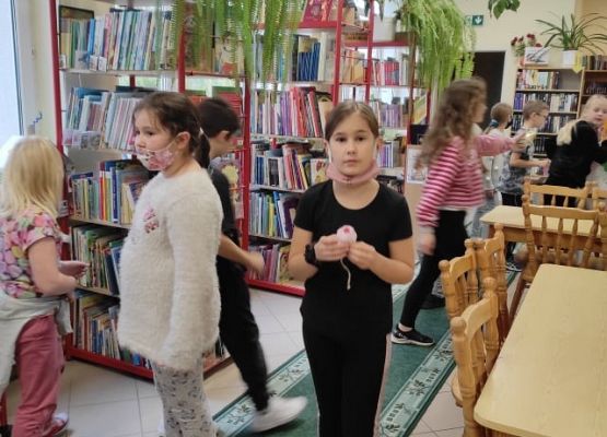 Uczniowie rozglądają się w bibliotece