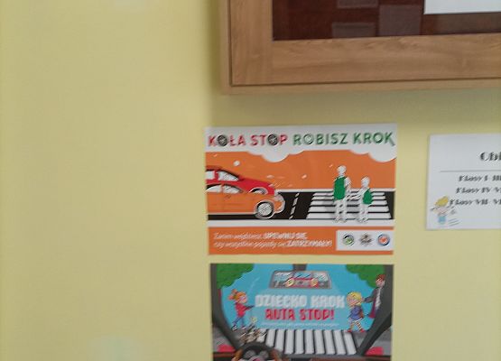 Plakaty powieszone na korytarzu szkolnym