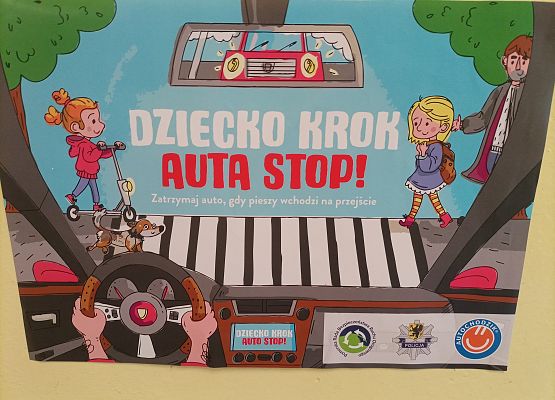 Plakat projektowy o treści: "dziecko krok - auta stop" powieszony na ścianie