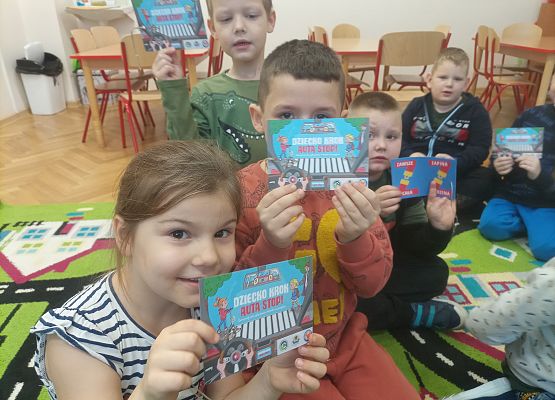 Wspólne zdjęcie dzieci z przygotowanymi zawieszkami dla kierowców