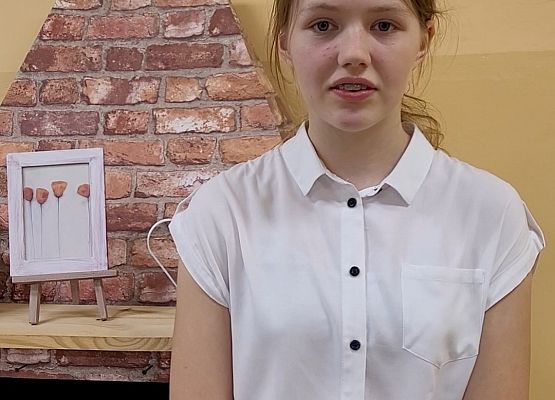 Uczennica recytuje wiersz