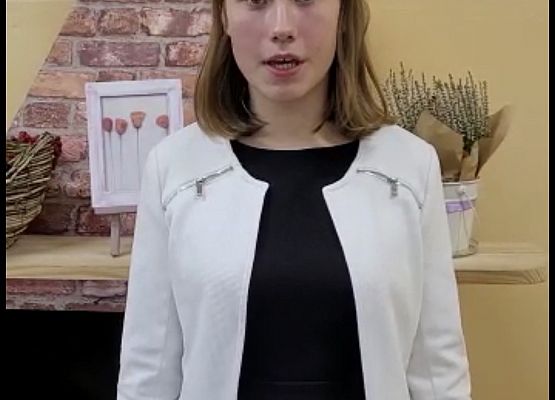 Uczennica recytuje wiersz