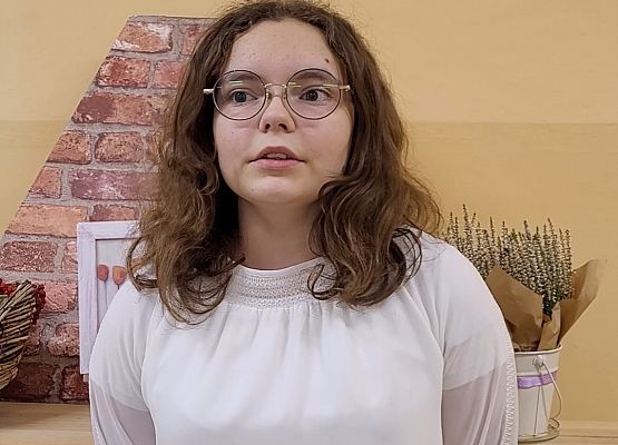 Uczennica recytuje wiersz