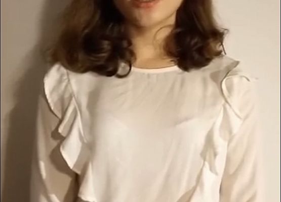 Uczennica recytuje wiersz