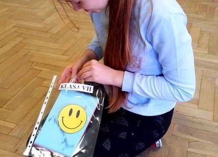 Uczennica sortuje kartki