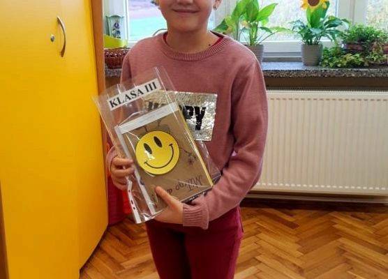 Uczennica prezentuje kartkę z okazji Dnia Życzliwości i Pozdrowień