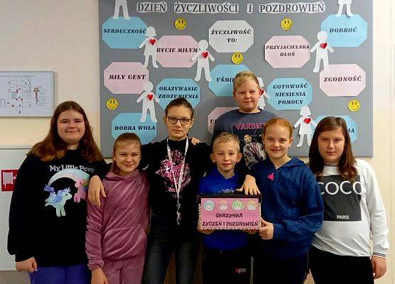 Zdjęcie grupowe uśmiechniętych dzieci