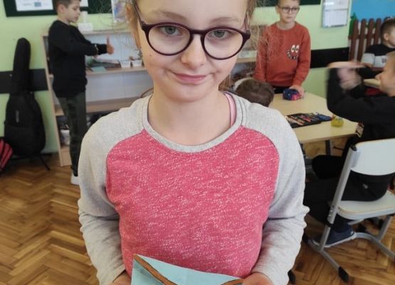 Uczennica prezentuje kartkę z Banku Pocieszenia.