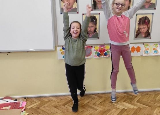 Uczennice prezentują emocje