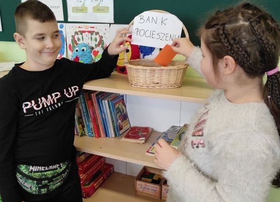 Uczniowie wrzucają hasła do Banku Pocieszenia.