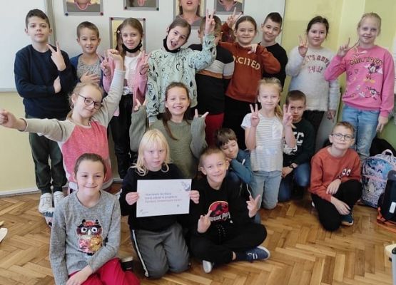 Zdjęcie grupowe uczniów przy tablicy