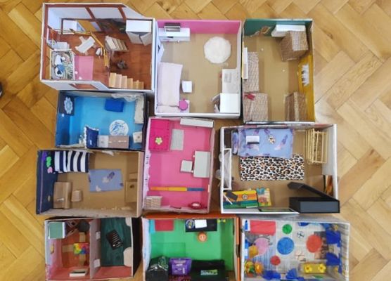 Na podłodze stoją projekty uczniów