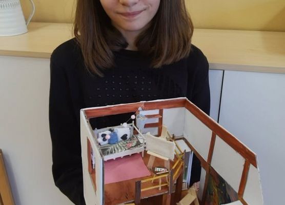 Uczennica prezentuje swój projekt pokoju