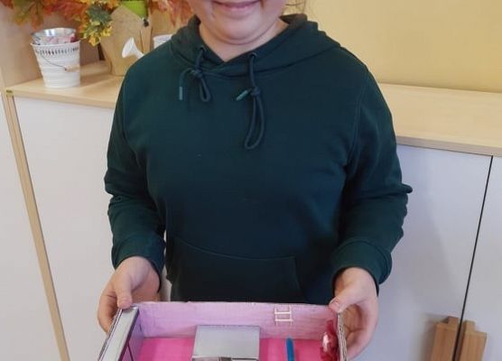 Uczennica prezentuje swój projekt pokoju