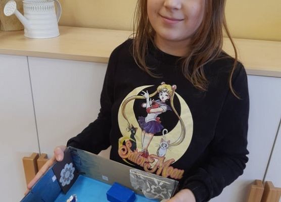 Uczennica prezentuje swój projekt pokoju