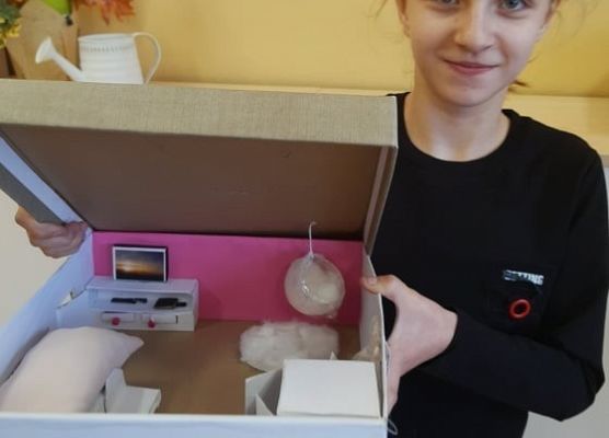 Uczennica prezentuje swój projekt pokoju