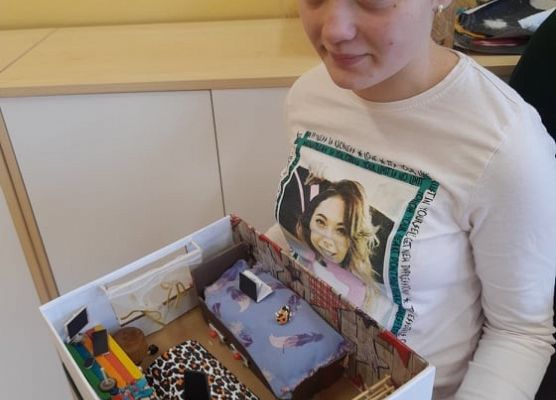 Uczennica prezentuje swój projekt pokoju