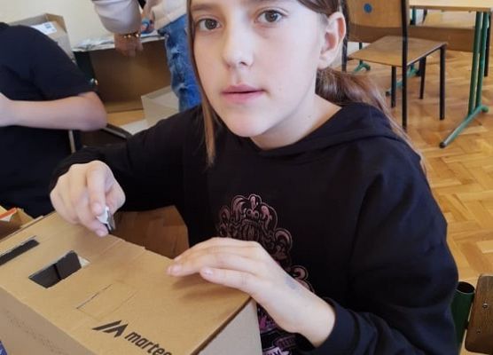 Uczennica składa pudełko