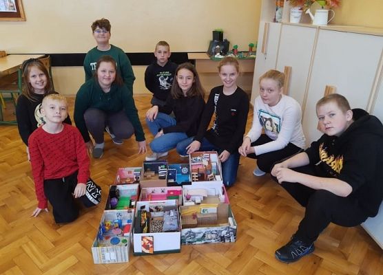 Zdjęcie grupowe uczniów z projektami