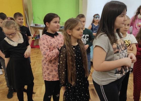 Uczniowie stoją i oczekują na wróżbę