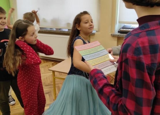 Wolontariuszka odczytuje młodszym koleżankom wróżbę