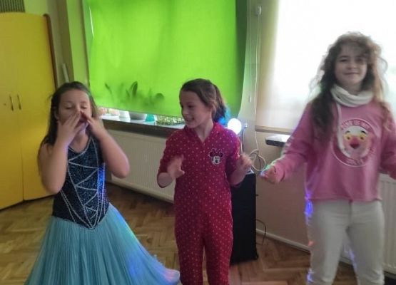 Trzy dziewczynki tańczą