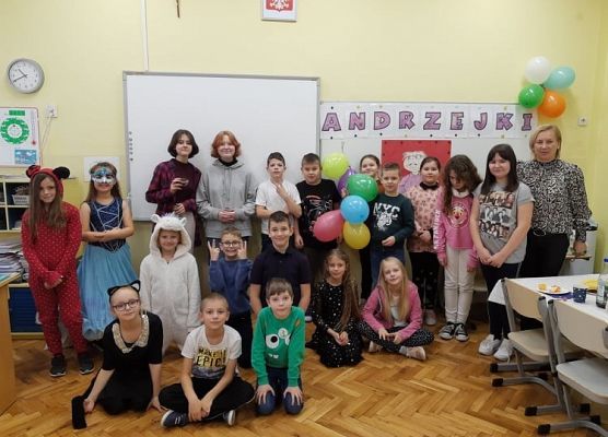 Zdjęcie grupowe dzieci z nauczycielką