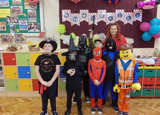 Przebrani uczniowie stoją z nauczycielką