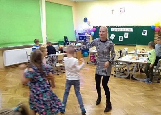 Dzieci tańczą z panią nauczycielką