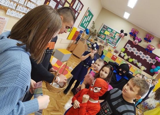 Uczeń losuje wróżbę