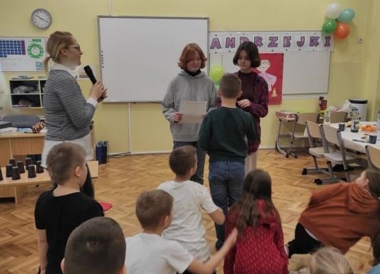 Nauczycielka opowiada dzieciom zagadki