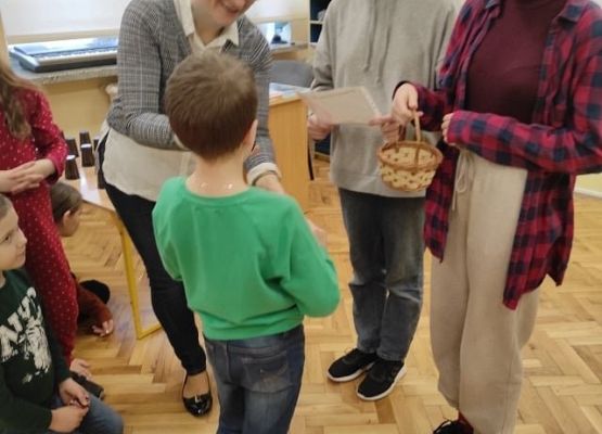 Uczeń odpowiada nauczycielce na zagadkę, obk stoją dwie uczennice